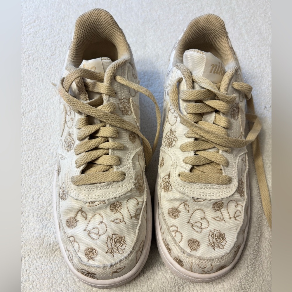 Nike court vision heart women’s Sneakers in Cream and Tan